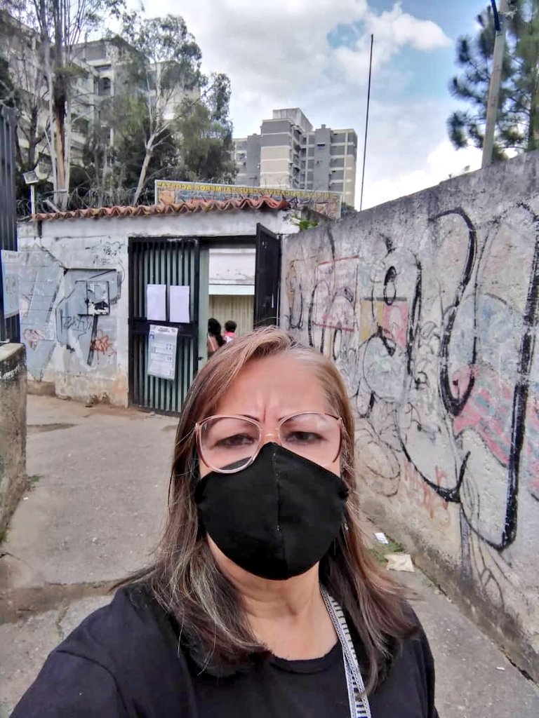 #MegaElecciones2021 📸| 

📢 La candidata a concejal nominal en la circunscripción 5 de Libertador en Caracas, Juana García, está realizando un recorrido por los centros electorales de la UD7 en Ruiz Pineda, Caricuao. 

#CaracasTieneAlternativa 🔴