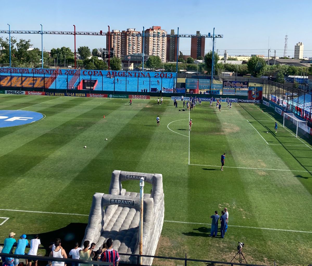 NODeportiva's tweet photo. 🗣 Préndete a AM1050 Y escucha #arsenal 🆚 #newells junto al equipo de @GDVRADIO y @nodeportiva ‼️
 
Relatos: @NicoMartino16 
Comentarios: @martincholemos 
Vestuarios: @Carogonzalez03 
Estudios: @nachoBompadre https://t.co/eOwUnUJERo