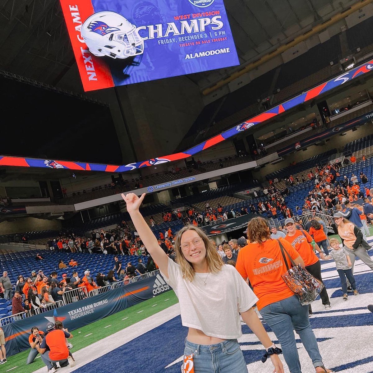 weekends are better with sisters &amp; <a href="/UTSAFTBL/">UTSA Football 🏈</a> !

congrats on 11-0 &amp; west division champions 💙🧡 #UTSAAOII #aoiilovesutsaftbal #aoiigamedays