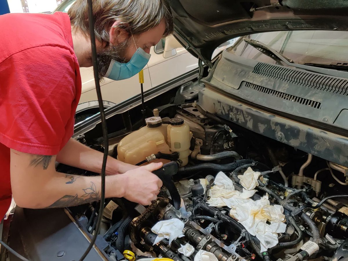 ASUNewport's tweet photo. Automotive Service Technology students at work in the lab! Our students are ready to go to work after completing this program! Learn more --> https://t.co/vILvXsnMk3 #ASUNewport #WatchARwork #auto #Cars https://t.co/mY4z9Ljblf