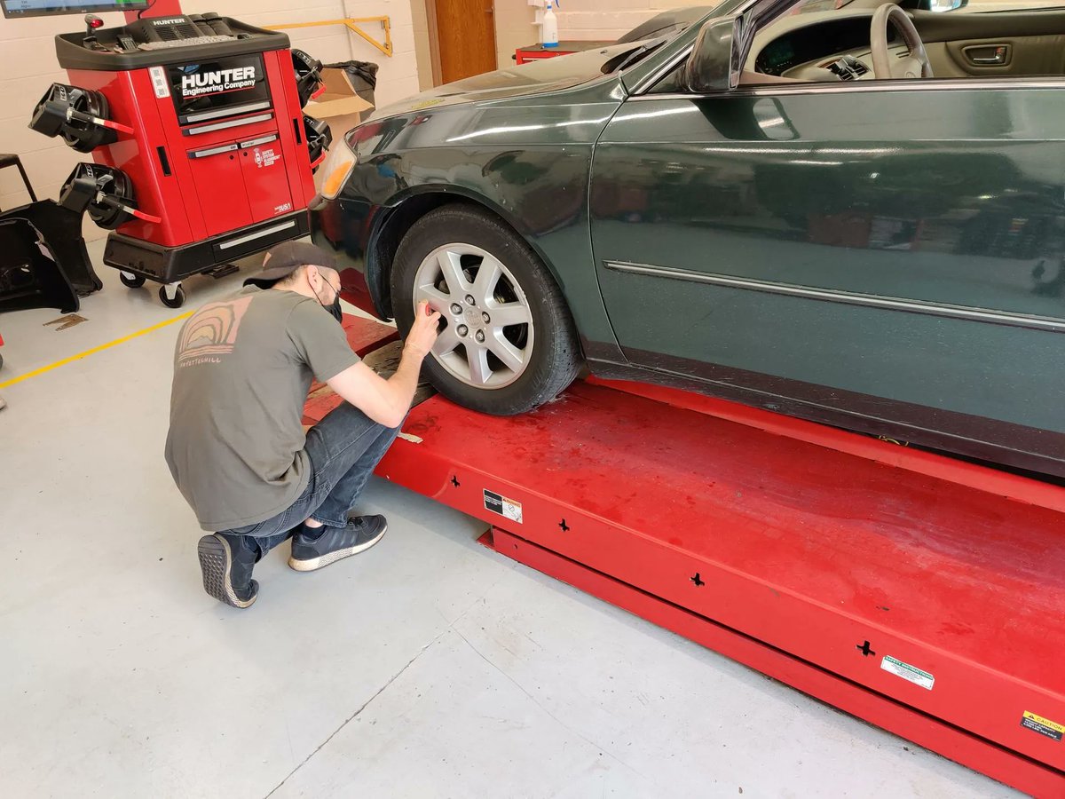 ASUNewport's tweet photo. Automotive Service Technology students at work in the lab! Our students are ready to go to work after completing this program! Learn more --> https://t.co/vILvXsnMk3 #ASUNewport #WatchARwork #auto #Cars https://t.co/mY4z9Ljblf