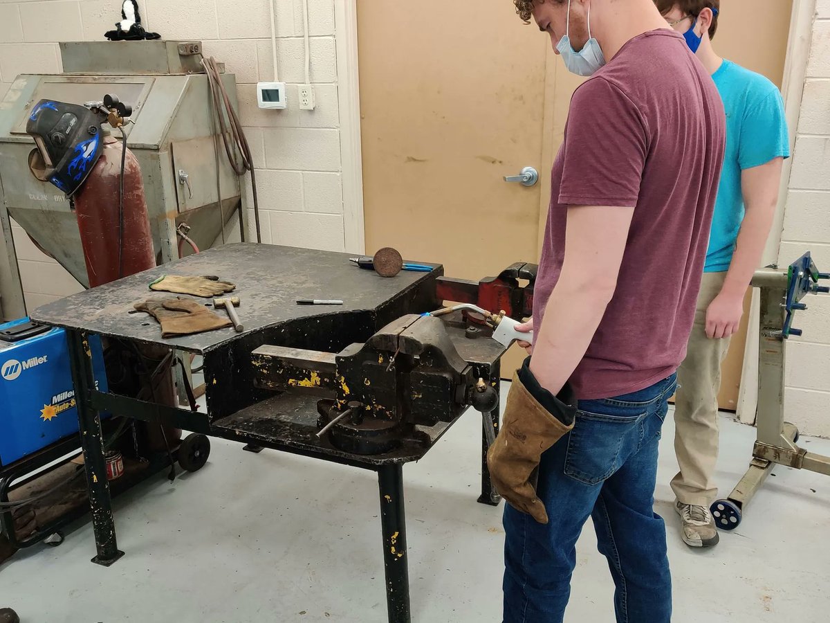 ASUNewport's tweet photo. Automotive Service Technology students at work in the lab! Our students are ready to go to work after completing this program! Learn more --> https://t.co/vILvXsnMk3 #ASUNewport #WatchARwork #auto #Cars https://t.co/mY4z9Ljblf