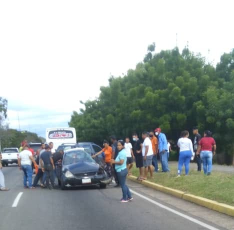 QPEV_'s tweet photo. #PulsoRegional #Bolivar #21Nov Volcamiento de vehículos con lesionados, sucedió frente al aeropuerto Manuel Carlos Piar, bomberos Uneg, Caroní y forestales en el sitio. Reporte: #GASEC Vía: @LaTuristaKAM Fotos: Cortesía https://t.co/so2yUUPaVv
