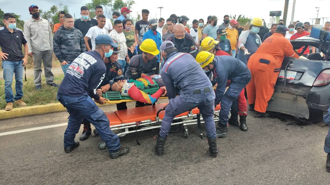 QPEV_'s tweet photo. #PulsoRegional #Bolivar #21Nov Volcamiento de vehículos con lesionados, sucedió frente al aeropuerto Manuel Carlos Piar, bomberos Uneg, Caroní y forestales en el sitio. Reporte: #GASEC Vía: @LaTuristaKAM Fotos: Cortesía https://t.co/so2yUUPaVv
