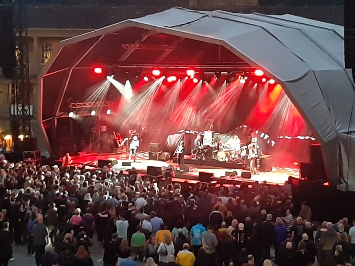 domlikesrabbits's tweet photo. Another huge favourite of mine. Sounds like a lullaby but packs a real punch.
Don't think I've seen this live yet?
Anyhow, here's some more live shots from Halifax, Manchester and Nottingham.
#timstwitterlisteningparty #LowHummer
#ModernTricksForLiving https://t.co/QXa9T8J2fM