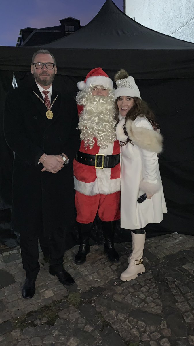 SLCProvost's tweet photo. It was an immense pleasure (for the first time) to switch on East Kilbride’s Christmas Lights this evening. I was joined by the superb @ginaontheradio , @ernest_theband &amp; and of course #Santa. We were cheered on by a wonderful EK crowd all looking forward to #Christmas2021 https://t.co/8EVD9TF5Y3