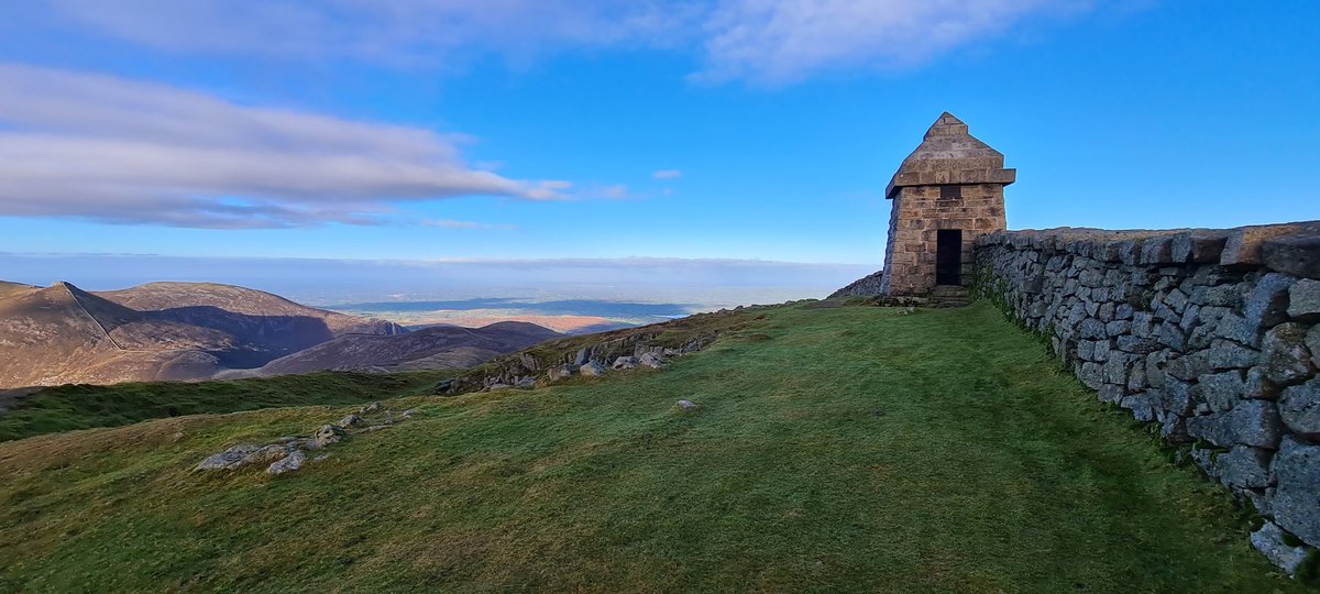 UlsterMag's tweet photo. Magnificent morning in the Mournes. #Spellack #Commedagh @wearetrekni @visitmourne @Mournelive @EnjoyTheMournes https://t.co/iXNIW0fCMC