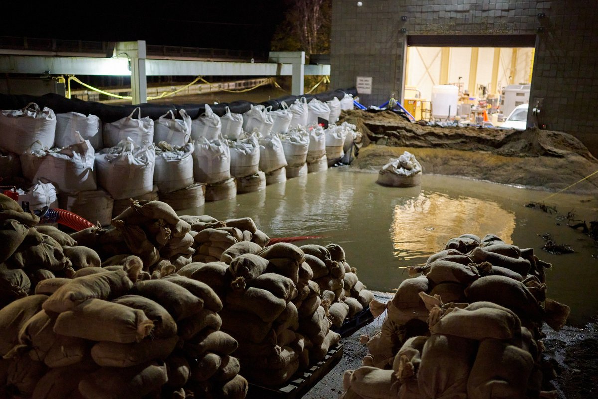 City_Abbotsford's tweet photo. Many thanks to the crews working on site, the Canadian Armed Forces members that were out yesterday, and the amazing volunteers who were out Tuesday night placing sandbags and fighting to protect this invaluable pump station. https://t.co/bXXB51HkF6