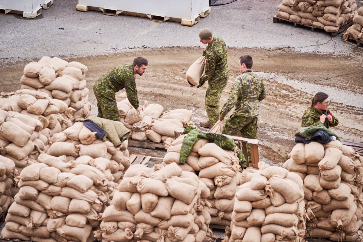 City_Abbotsford's tweet photo. Many thanks to the crews working on site, the Canadian Armed Forces members that were out yesterday, and the amazing volunteers who were out Tuesday night placing sandbags and fighting to protect this invaluable pump station. https://t.co/bXXB51HkF6