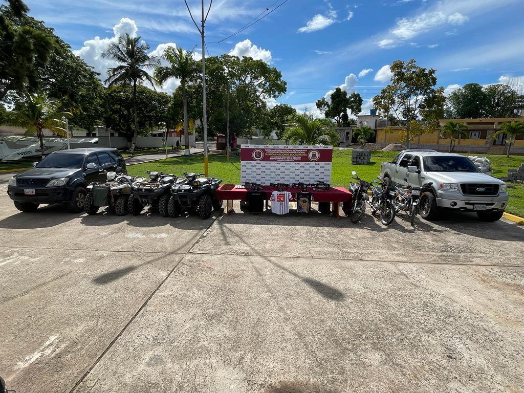 FANB en patrullaje de orden interno en el marco del Plan República Regional y Municipal 2021 detecta e incauta a grupo TANCOL armas y medios usados para alterar La Paz social en la República. ¡FANB es garante de Independencia y de Soberanía!