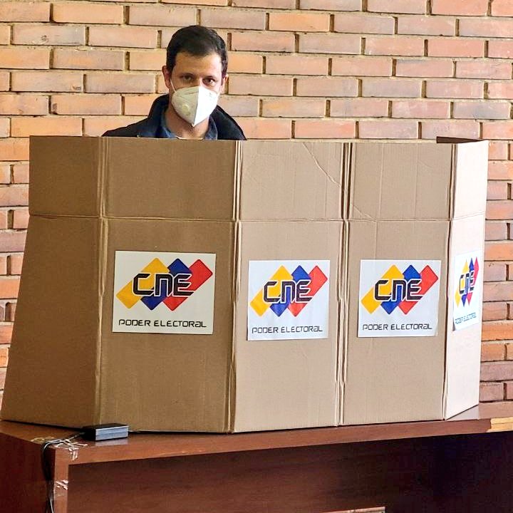 cambioenpazeh's tweet photo. @eliasayegh candidato a la reelección como alcalde de #ElHatillo, ejerció su derecho al voto en el Colegio Claret de #AltoHatillo, e hizo un llamado al voto como herramienta de lucha, nuestro deber y nuestro derecho como venezolanos que queremos un país #TodosAVotar. https://t.co/BwA6VcflGu