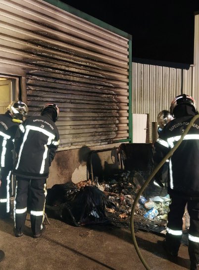 stricotRach's tweet photo. ‼️ Salut  Twitter aujourd’hui j’ai besoin de votre  aide.
Dans  la nuit du  samedi 20 novembre à PLOUGOULM  3 jeunes individus ont essayer de mettre le feu à la boulangerie de mes parents vers 3 h du matin tout en brûlant les conteneurs.  1/2 ‼️ https://t.co/VK5pKZsQqb