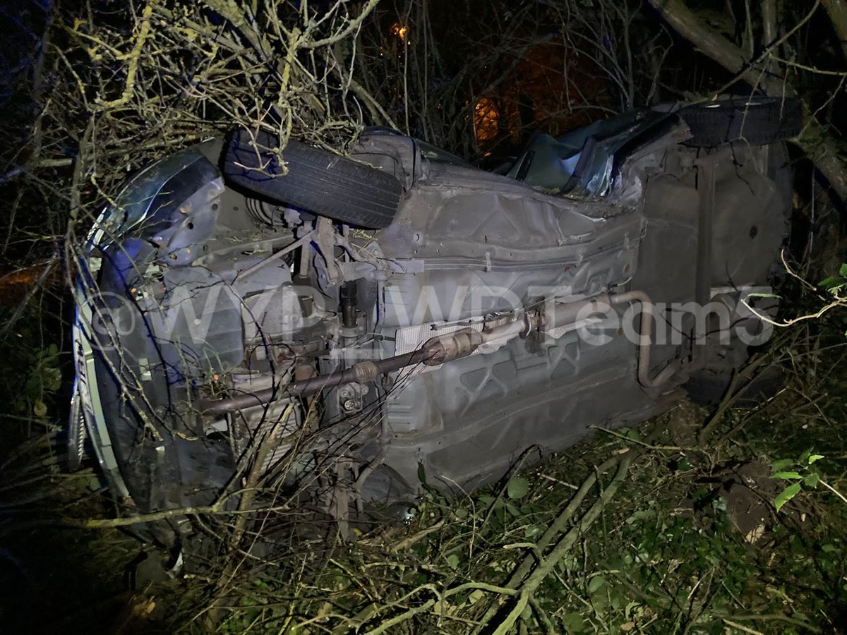 WYP_WDTeam5's tweet photo. Reports from a member of the public of a one vehicle RTC in Durkar. #WT29 attended to find said vehicle off the road in the bushes with damage to a lamp post and occupants have made off. Enquiries are ongoing.
@WestYorksPolice
@WakefieldPolice
@WYP_RPU
#WDTeam5
#WDWest
#RTC https://t.co/OtKpCxcBc0