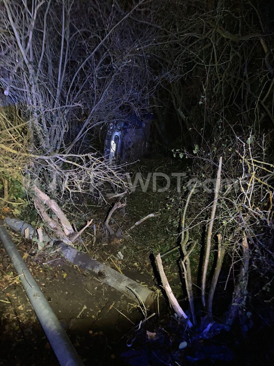 WYP_WDTeam5's tweet photo. Reports from a member of the public of a one vehicle RTC in Durkar. #WT29 attended to find said vehicle off the road in the bushes with damage to a lamp post and occupants have made off. Enquiries are ongoing.
@WestYorksPolice
@WakefieldPolice
@WYP_RPU
#WDTeam5
#WDWest
#RTC https://t.co/OtKpCxcBc0