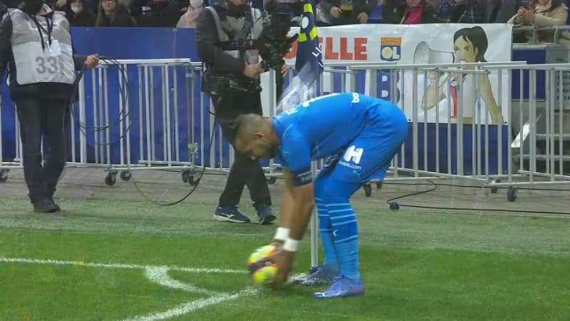BFMTV's tweet photo. OL-OM: ça dégénère, le match arrêté au bout de 2 minutes, Payet touché à la tête par un projectile https://t.co/2jExlDwN7M https://t.co/QQcJ8WC50Q