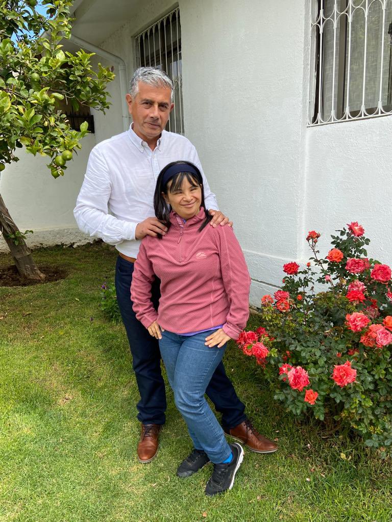 Almuerzo en casa de mis padres, disfrutando unos ricos platos cocinados por mis hermamas y como ha sido tradicion en todas las elecciones una foto con mi hermanita regalona!