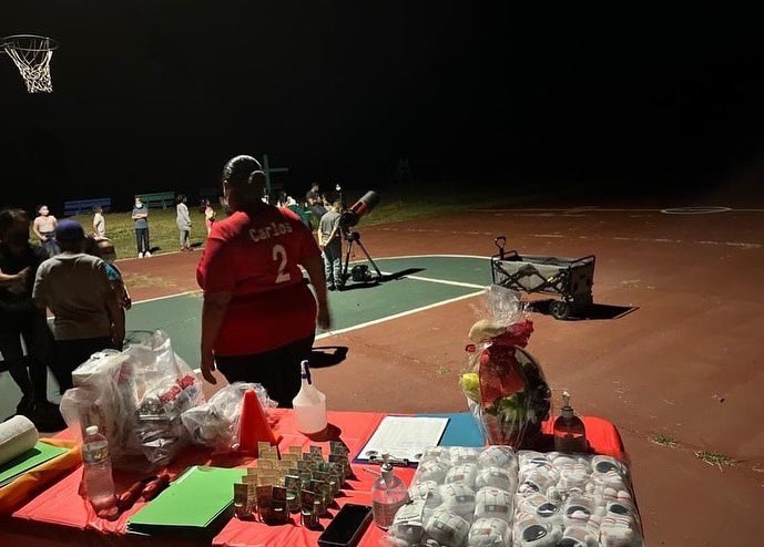 Los SSA seguimos educando a más personas con nuestras actividades. 

Ayer estuvimos en Juana Diaz con mas de 50 niños y adultos que tuvieron la oportunidad de ver a través de un telescopio los planetas Venus, Júpiter y Saturno. También pudieron ver la Luna y tomar fotos.