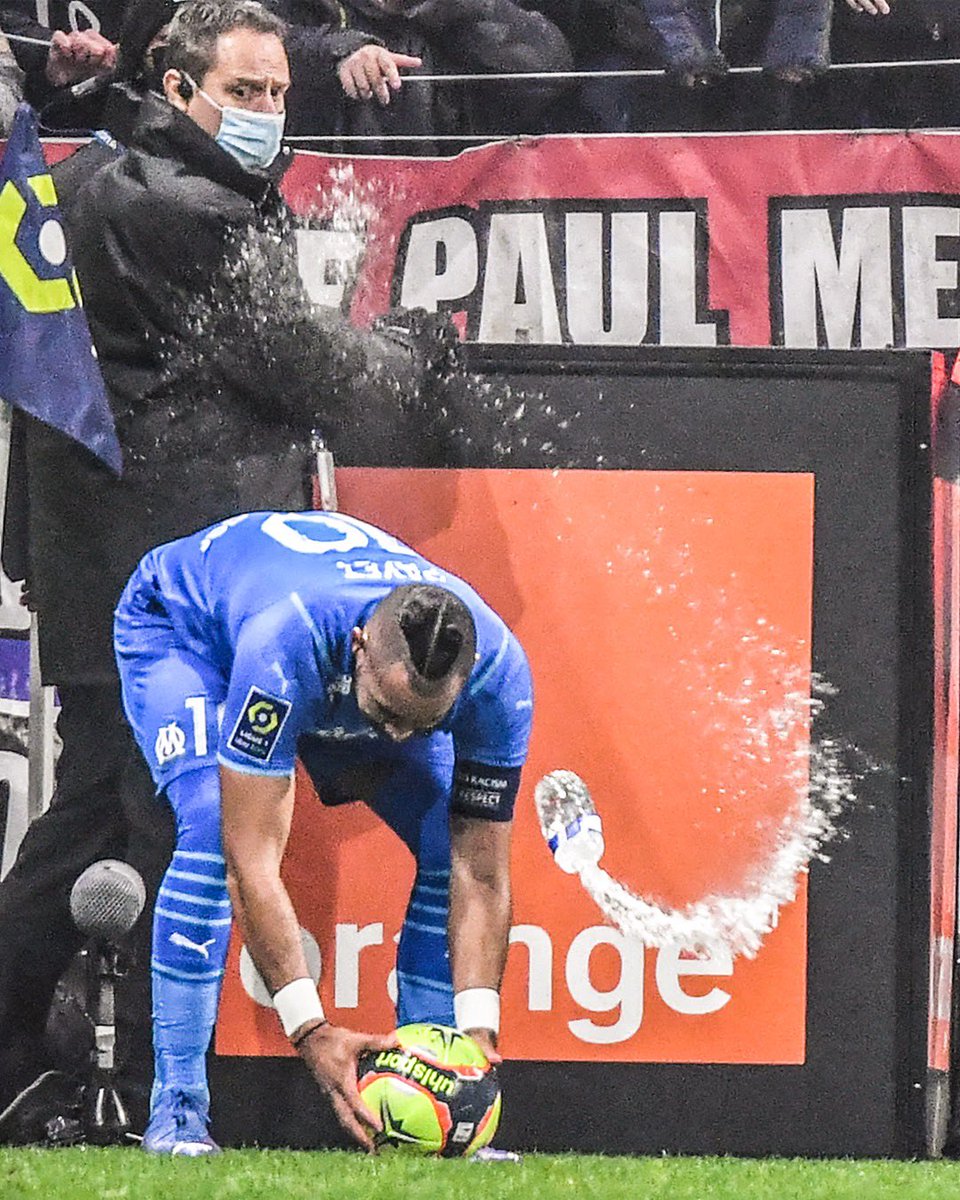 Footballogue's tweet photo. [#L1🇫🇷] L’individu qui a jeté la bouteille a été repéré et viré du stade. #OLOM https://t.co/aKbkIiB2Ud