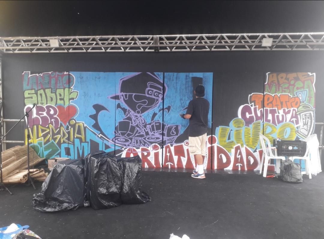 tsd_tv's tweet photo. Ganhamos da organização do Circuito Ler Para Valer, esse lindo cenário grafitado pelo amigo/parceiro Rodrigo CB (Graffiteria), e que agora vai compor a cenografia para 🎬  gravações do  Programa TOP STREET🎥👊🏽📺 https://t.co/2QPAsyQlbf