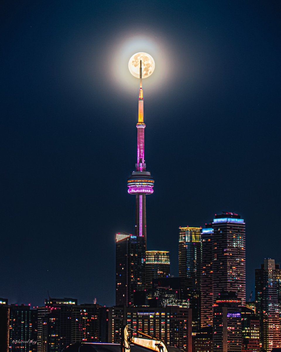TheReal4kOj's tweet photo. A Full Beaver Moon alignment with the CN Tower #cntower #toronto #ShareYourWeather #PicOfTheDay #streetphotography https://t.co/Vfl2HMU8jU