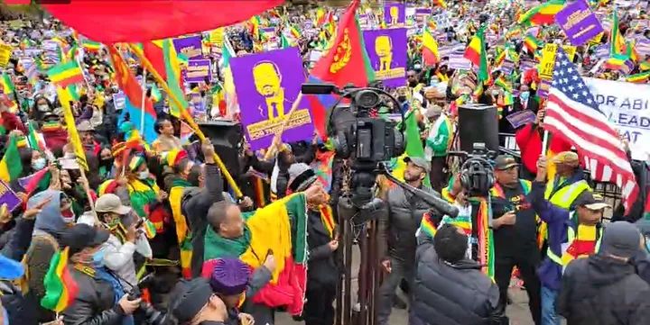 SuleimanAbdell7's tweet photo. ነጩ ጎርፍ ለነጩ ቤተ መንግስት ማለት ዛሬ ነው። የኢትዮ ኤርትራ ጎርፍ በነጩ ቤተመንግሥት ፊትለፊት እንዲህ ሲያጉረመርም አምሽቷል። 
@SecBlinken 
@POTUS 
@shen_shiwei 
@DKambInAddis 
@BBCBreaking 
@CNN 
@guardian 
@washingtonpost 
#NoMore 
#EthiopiaPrevails https://t.co/ghVAwcbl3Y
