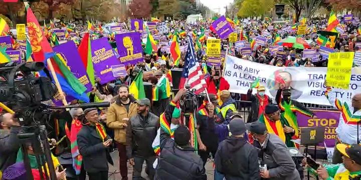 SuleimanAbdell7's tweet photo. ነጩ ጎርፍ ለነጩ ቤተ መንግስት ማለት ዛሬ ነው። የኢትዮ ኤርትራ ጎርፍ በነጩ ቤተመንግሥት ፊትለፊት እንዲህ ሲያጉረመርም አምሽቷል። 
@SecBlinken 
@POTUS 
@shen_shiwei 
@DKambInAddis 
@BBCBreaking 
@CNN 
@guardian 
@washingtonpost 
#NoMore 
#EthiopiaPrevails https://t.co/ghVAwcbl3Y