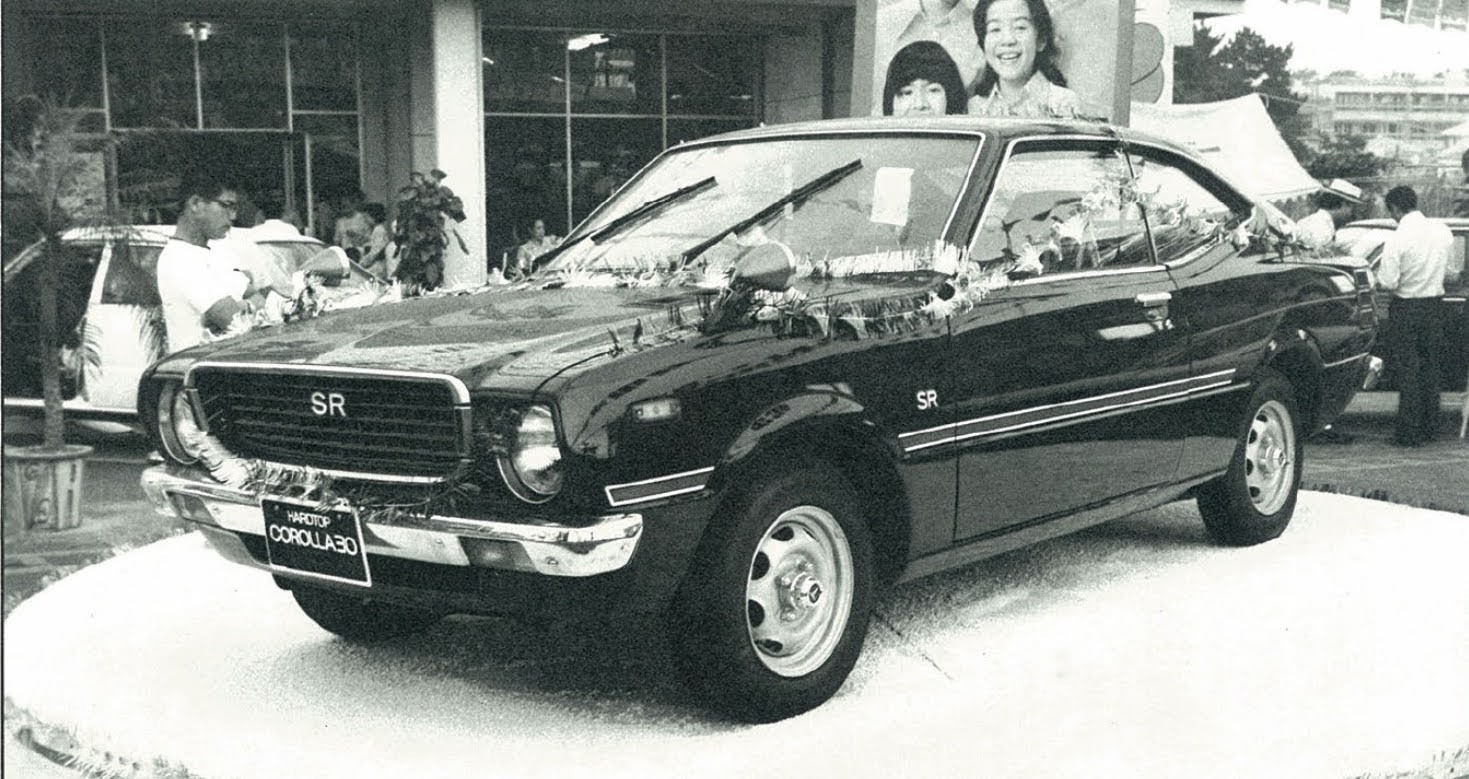 Him トヨタカローラ沖縄 1974年 昭和49年 3代目の 30カローラ Cmキャラクターだったジェリー藤尾一家のポスターが所々に見えますね 今回追加された2ドアhtをメインに4ドア 5ドア バンも展示しています 初代セリカは テールゲートを持ったリフト