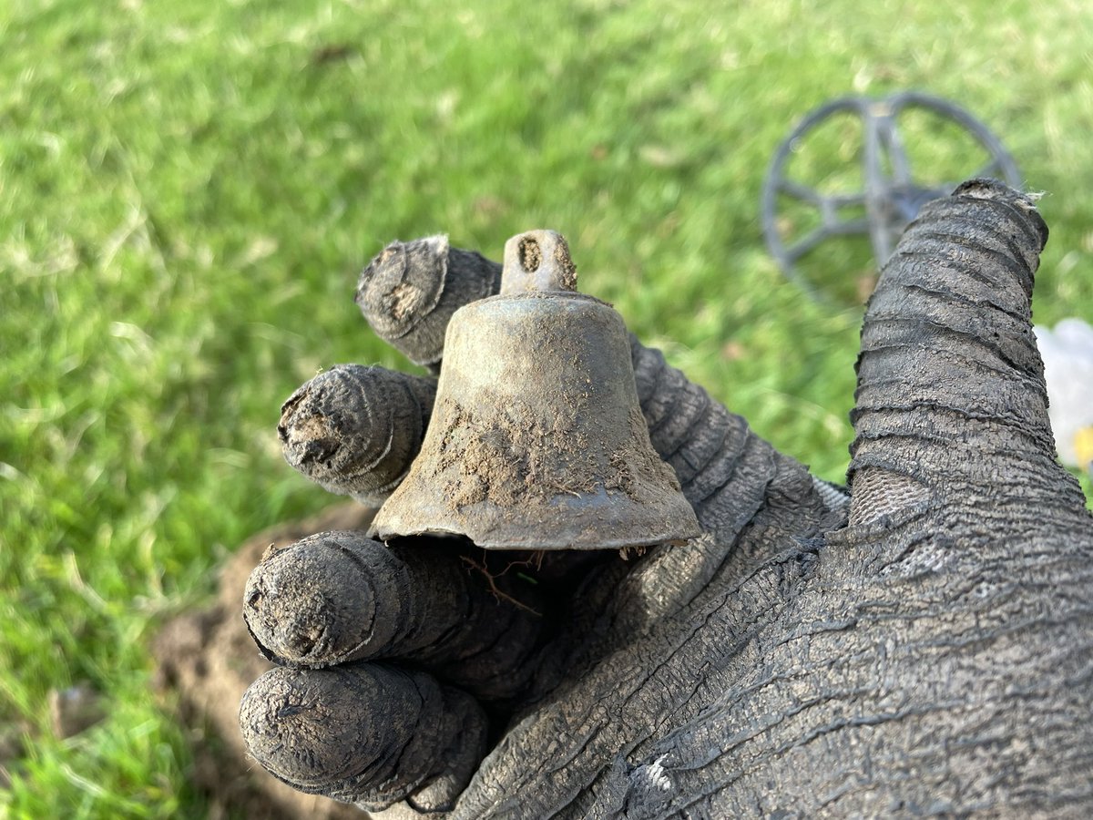 deanor408's tweet photo. Best find today, off the old half Orchard field. A brass bell. ๐๐๐ป
#metalderecting #DeanoDetects #RMD #showeverything #ATMaxDetectingUK #GarrettDetectors https://t.co/CYV4hl1wGB