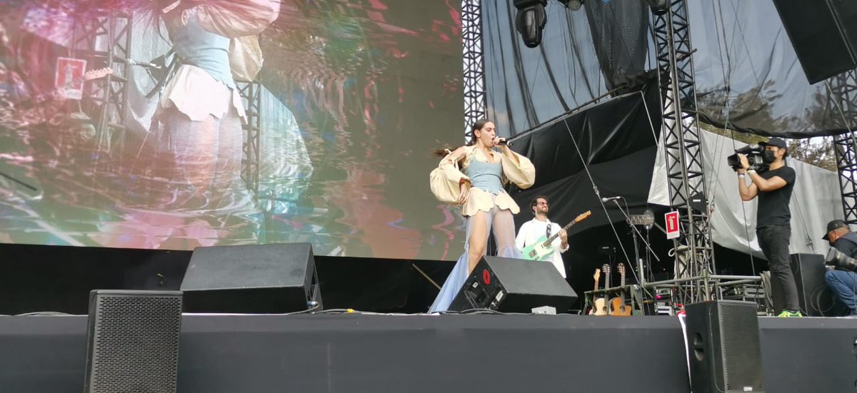 MexiquenseR's tweet photo. La belleza italo-brazileña de @Gaia_Gozzi se hace presente en el escenario Bosque durante los primeros minutos de actividades del día 2 del @CoronaCapital.

#ConéctateConMexiquense 📡 https://t.co/jZbMfwuzp1
