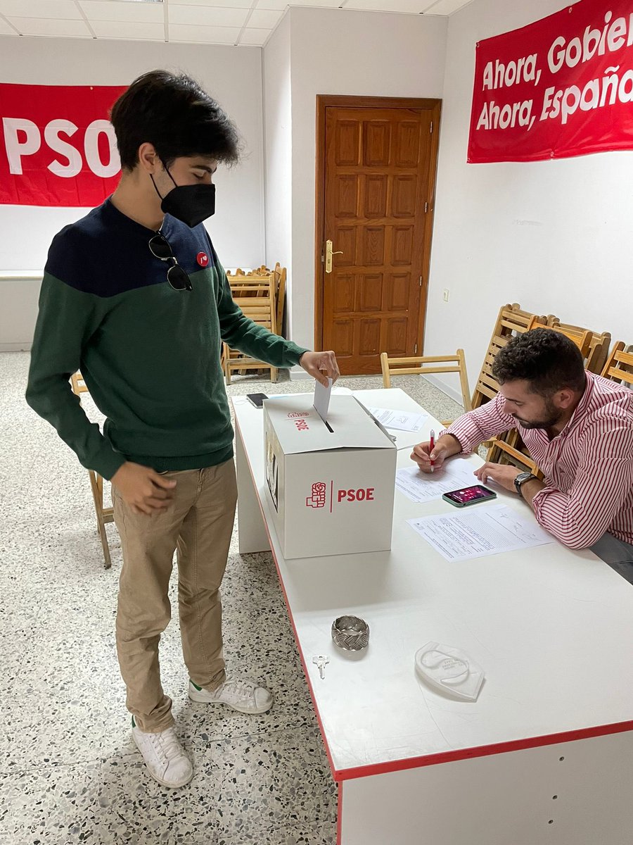 Alvaro_Cas_G's tweet photo. Ejerciendo mi derecho al voto. Lo hago con la ilusión y las ganas de @volveraser__.
Quiero que @JSE_ORG sea una organización abierta, inclusiva, y sobre todo, palanca de cambio.

Es #NuestroMomento.

Por eso, voté a @guardiola_92. 

¡A GANAR! 🗳✊🌹❤️ https://t.co/Y3zZyFRHdM