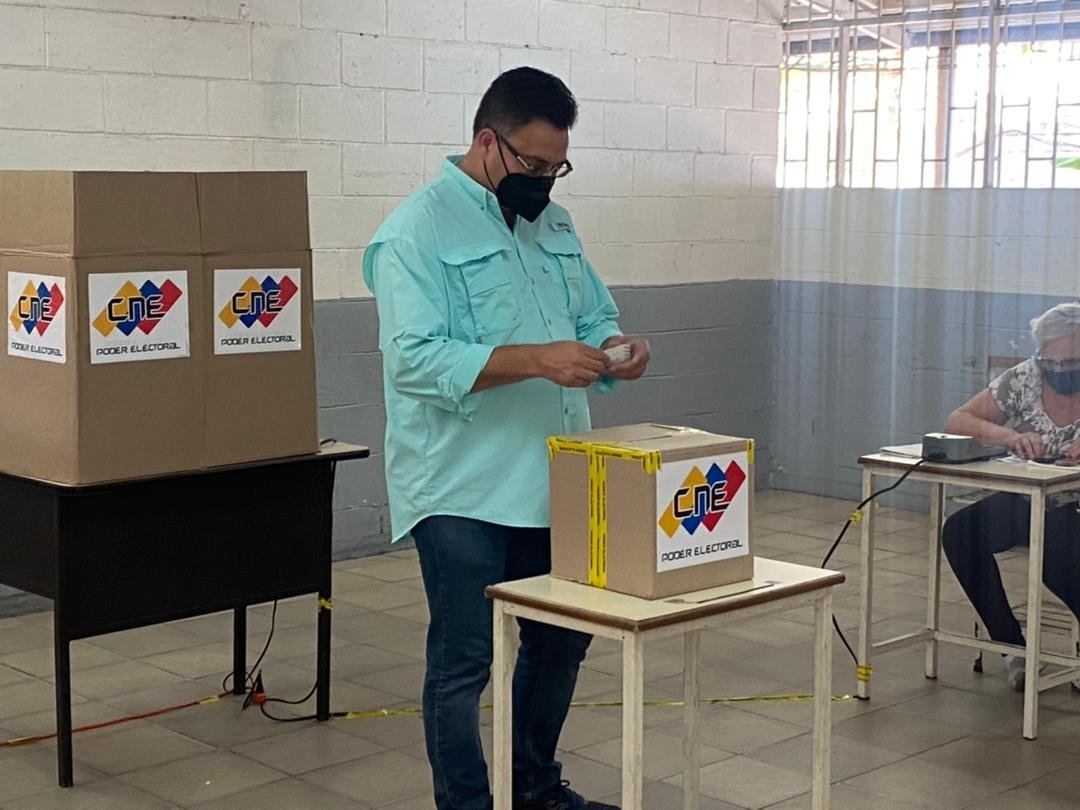 Chchirinos's tweet photo. Con mucho optimismo y energía democrática hemos ejercido nuestro derecho al voto. Ahora más que nunca ratificamos que la vía es la electoral para poder dirimir nuestros problemas. https://t.co/QvxEyZ0TLP