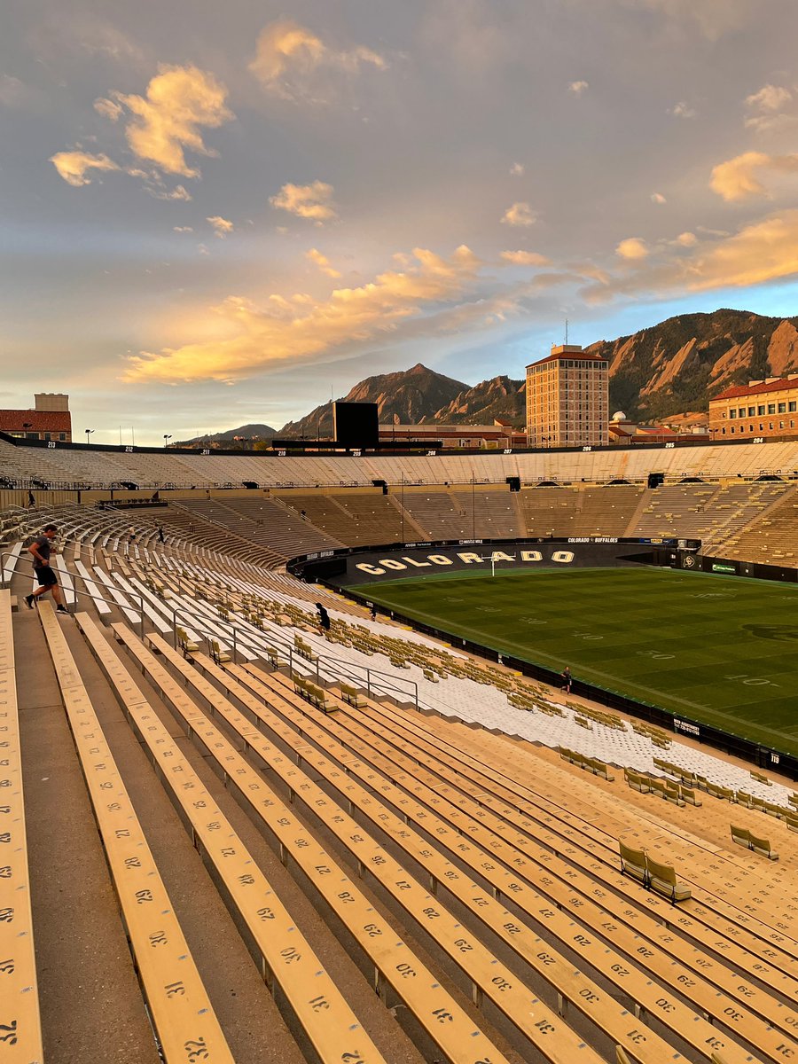 I don’t have the words to express how thankful and proud I am for all the help and support it took to make Ralphie VI’s first season a success. 👑🦬 #RalphieHandlers #RunRalphieRun