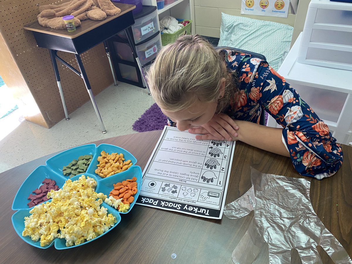 jenna_brown's tweet image. Turkey snack pack from #MFML for the win! The students had so much fun making these. We practiced sorting, filling a recipe, and used our fine motor skills! 🦃 #lifeinALE #langleylobos @NISDSpecialEd @NISDLangleyES @Miss_Guerra12