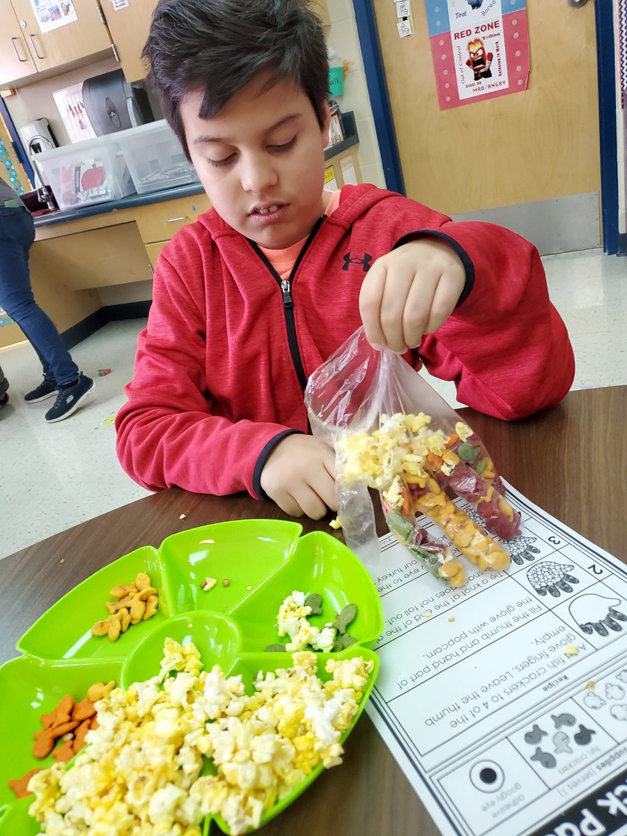 jenna_brown's tweet image. Turkey snack pack from #MFML for the win! The students had so much fun making these. We practiced sorting, filling a recipe, and used our fine motor skills! 🦃 #lifeinALE #langleylobos @NISDSpecialEd @NISDLangleyES @Miss_Guerra12