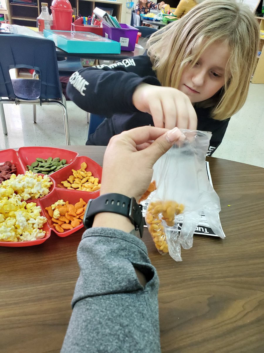 jenna_brown's tweet image. Turkey snack pack from #MFML for the win! The students had so much fun making these. We practiced sorting, filling a recipe, and used our fine motor skills! 🦃 #lifeinALE #langleylobos @NISDSpecialEd @NISDLangleyES @Miss_Guerra12
