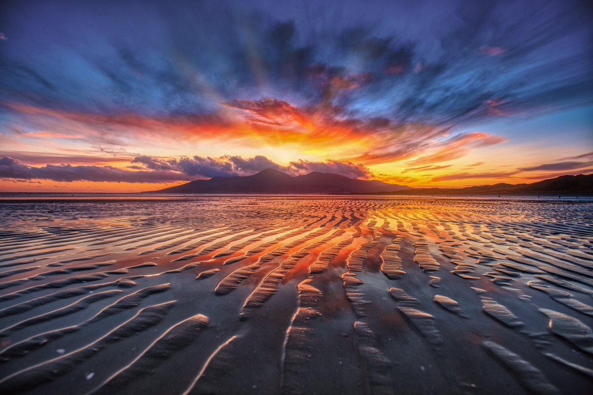 Social_Stephen's tweet photo. The Mournes at Sunset.  How amazing is our coastline!  So thankful to have places like this to visit locally.

@barrabest  @WeatherCee @coolfm @Louise_utv @NTMournes @EnjoyTheMournes @angie_weather https://t.co/rUi4x9moBq