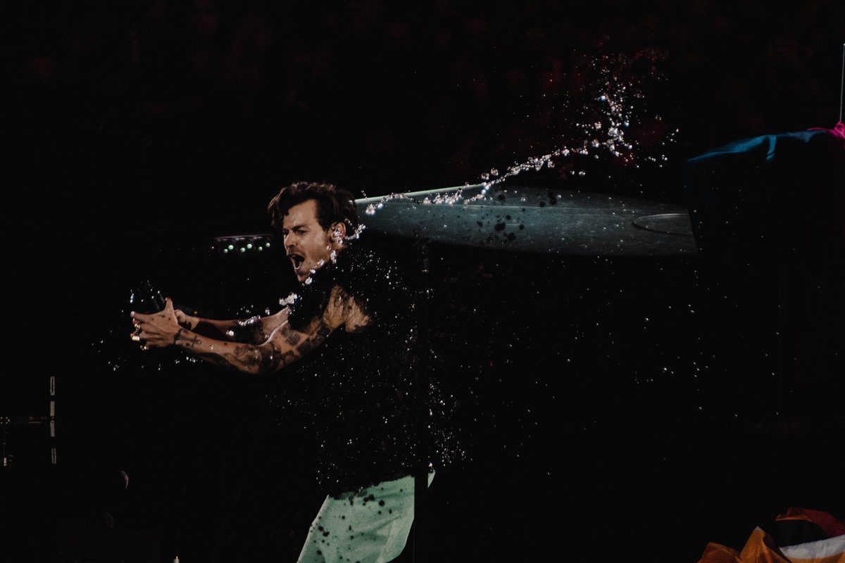 HLDTour's tweet photo. Harry Styles, live from The Forum.
#LoveOnTourLA #Night3 
11.20.21

📸: sunfIowersgoId https://t.co/8otD2KrtDc