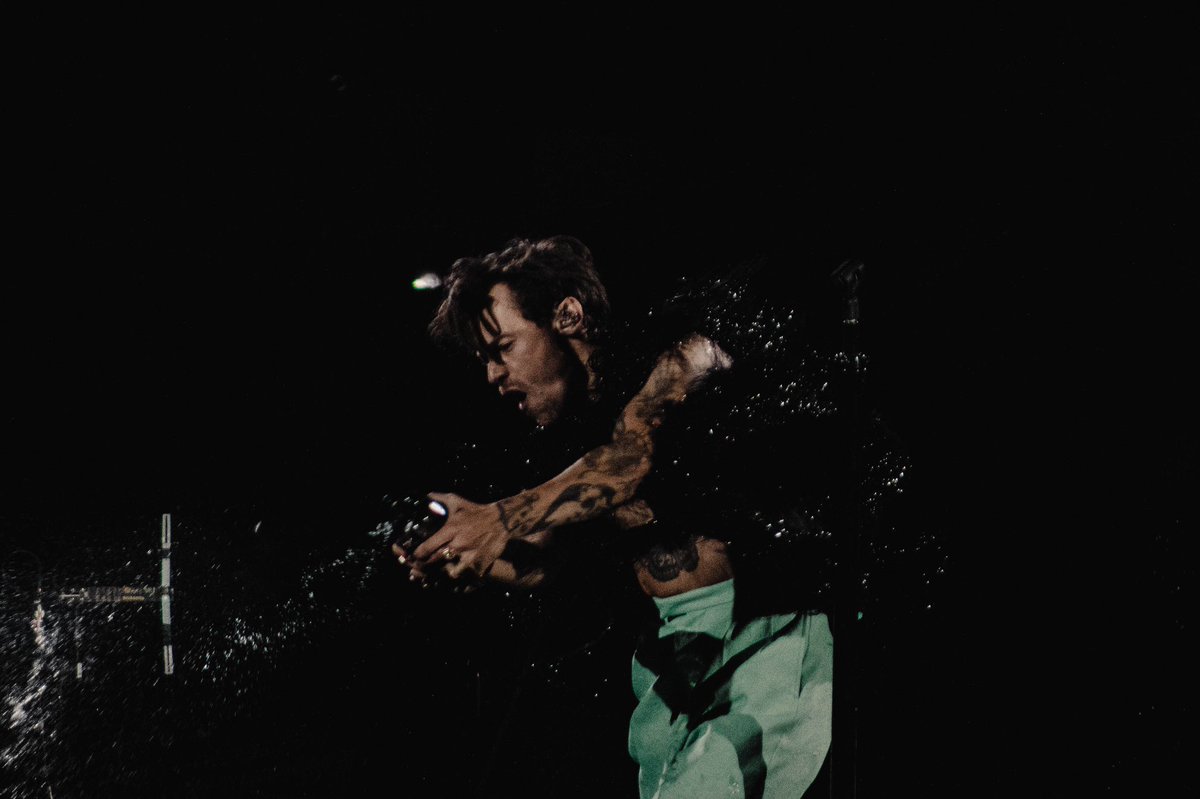 HLDTour's tweet photo. Harry Styles, live from The Forum.
#LoveOnTourLA #Night3 
11.20.21

📸: sunfIowersgoId https://t.co/8otD2KrtDc