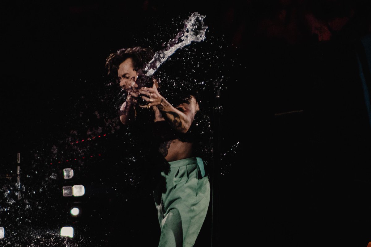 HLDTour's tweet photo. Harry Styles, live from The Forum.
#LoveOnTourLA #Night3 
11.20.21

📸: sunfIowersgoId https://t.co/8otD2KrtDc