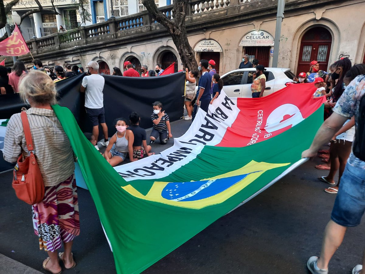 CubaMINREX's tweet photo. Grupos de solidaridad con #Cuba 🇨🇺 reclamaron en Porto Alegre, Brasil 🇧🇷, el fin del bloqueo económico, comercial y financiero impuesto por el gobierno de EE. UU. contra nuestro pueblo

#CubaVive y no está sola. https://t.co/SxNv4j2yHL