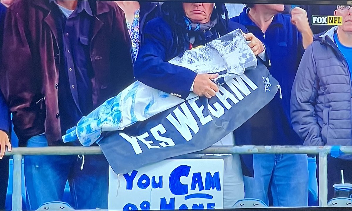 BarstoolBigCat's tweet image. Sadly rolling up the “Yes We Cam” sign is very funny