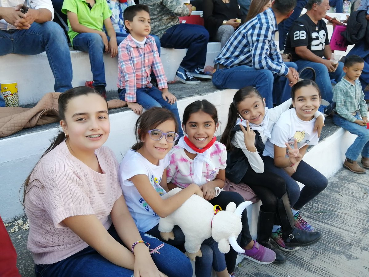 ruben_orbe's tweet photo. Una buena tarde, en la plaza de toros #AlbertoBalderas en compañia de familia y amigos, disfrutando de nuestro amigo @AGElChihuahua https://t.co/10b2sDq0IL