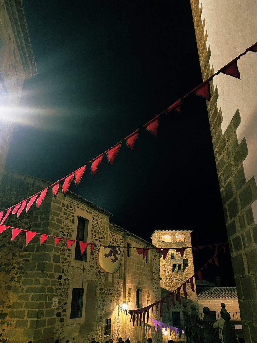 anab_mont's tweet photo. Cáceres, medieval y @JCabanillas_ ✨❤️ https://t.co/ZLWwwGOn3v