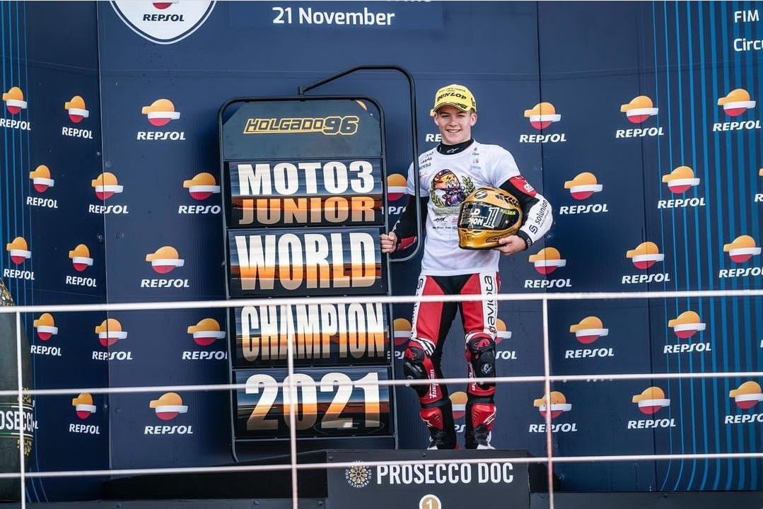 rfme_oficial's tweet photo. ¡¡Hoy tenemos mucho que celebrar🥳!!
👉 Dani Holgado se ha proclamado hoy campeón 🥇 del mundo Júnior de Moto3!!
👉 Máximo Martínez es el nuevo campeón de la Hawkers European Talent Cup!!
Muchísimas felicidades!!!
#rfme #velocidad #fimcev #fimcevrepsol #moto3 #hetc https://t.co/4Ba6Z8Brhu