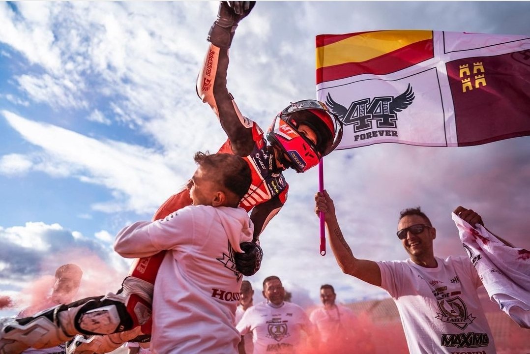 rfme_oficial's tweet photo. ¡¡Hoy tenemos mucho que celebrar🥳!!
👉 Dani Holgado se ha proclamado hoy campeón 🥇 del mundo Júnior de Moto3!!
👉 Máximo Martínez es el nuevo campeón de la Hawkers European Talent Cup!!
Muchísimas felicidades!!!
#rfme #velocidad #fimcev #fimcevrepsol #moto3 #hetc https://t.co/4Ba6Z8Brhu