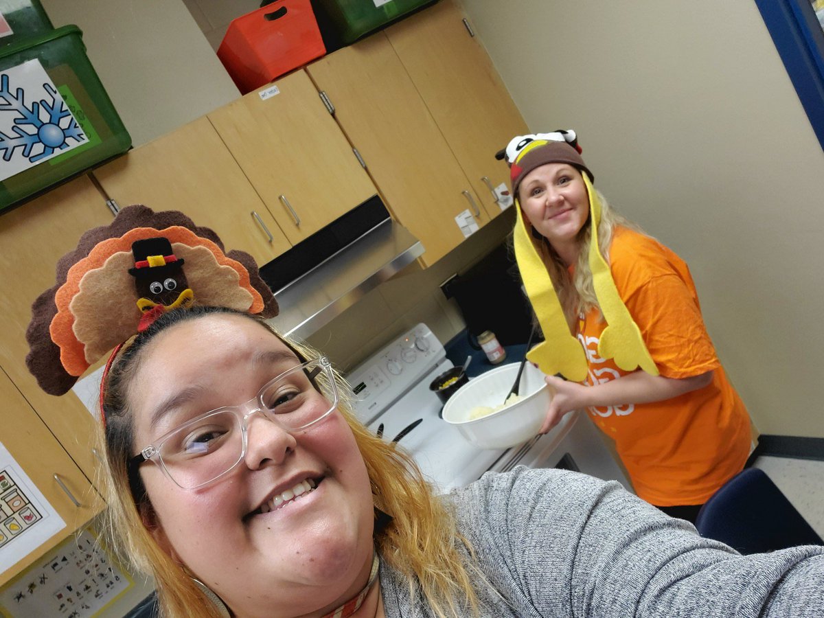 jenna_brown's tweet image. Last of the photos from our busy thanksgiving week. We had so much fun preparing our feast together 🦃😍 #lifeinALE #langleylobos @NISDSpecialEd @Miss_Guerra12 @NISDLangleyES