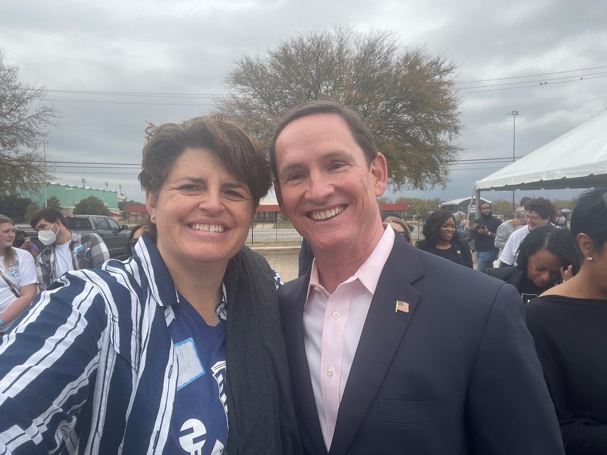 dallasdemocrats's tweet photo. โผ๏ธ Dallas County Democrats showed up for @BetoORourke! We joined elected officials and two thousand voters who are committed to turning out every Democratic vote! Lives and democracy are on the line. https://t.co/IF0m2r9xer