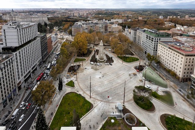 A___Moreno's tweet photo. La Plaza de España antes y tras la reforma.

Como suele decirse (y a falta de ver mañana la inauguración) "emosido engañado".

Nos quitan la fuente y una gran cantidad de árboles grandes que daban sombra por una terraza y un gran espacio vacío...

Vía @Alfredo_Serrano https://t.co/vSEM8Hv4fZ