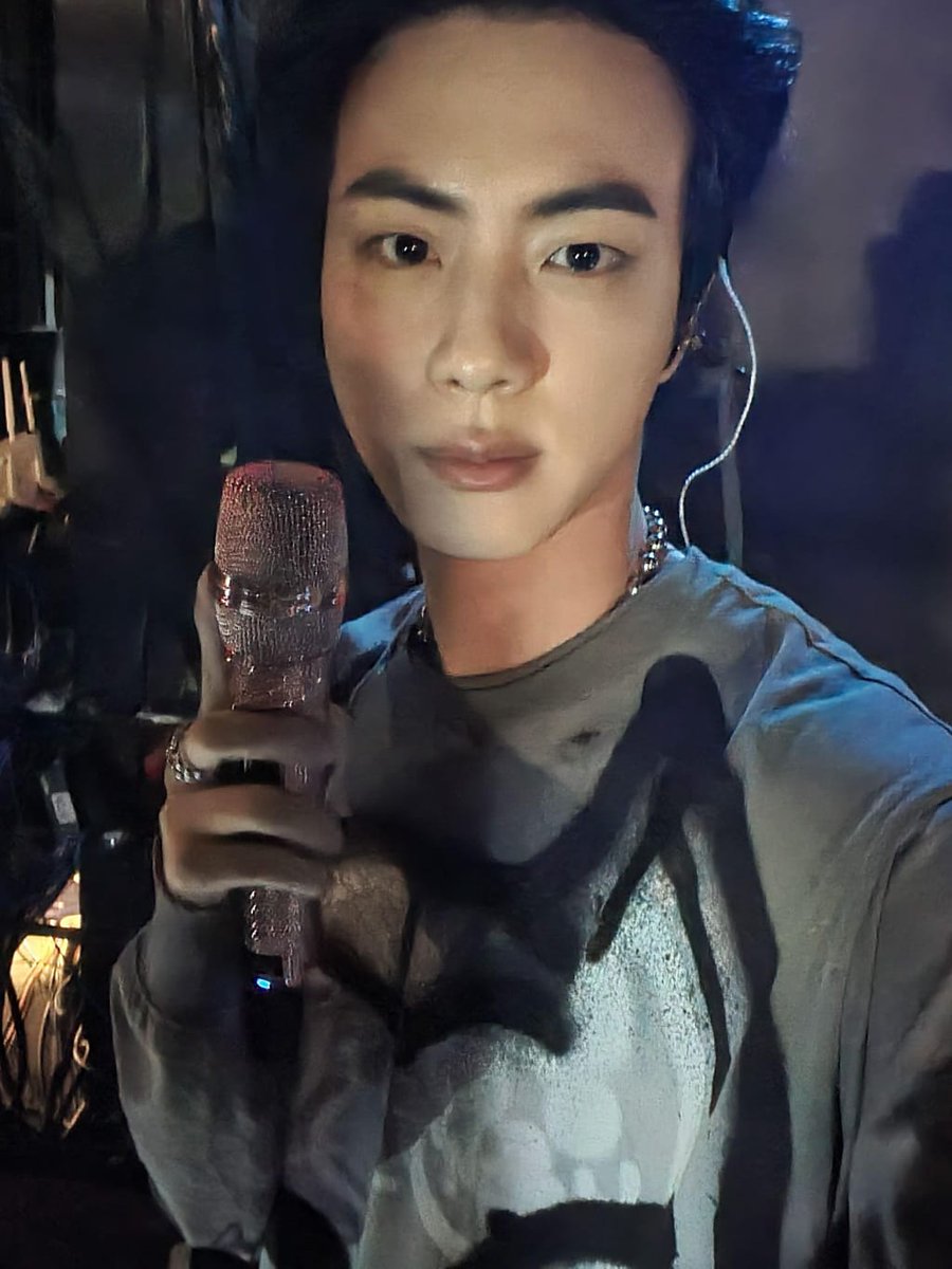 Brizdt's tweet photo. Kim seokjin abis konser lgsg up wv tau aja bnyk yg gabisa dateng jdi nyapa yg online jg :) https://t.co/mjK9Re2xGQ