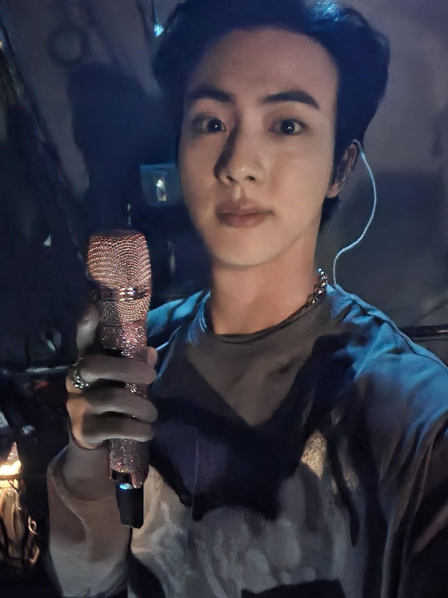 Brizdt's tweet photo. Kim seokjin abis konser lgsg up wv tau aja bnyk yg gabisa dateng jdi nyapa yg online jg :) https://t.co/mjK9Re2xGQ